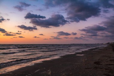 Sahilde güzel bir gün batımı