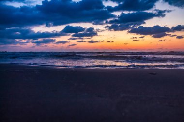 Denizin üzerinde güzel bir gün batımı