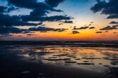 Sahilde gün batımı