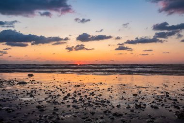 Denizin üzerinde güzel bir gün batımı