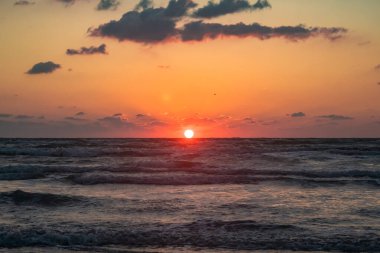 Denizin üzerinde güzel bir gün batımı