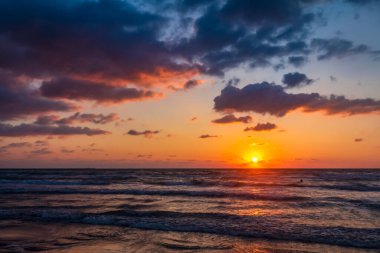Denizin üzerinde gün batımı.