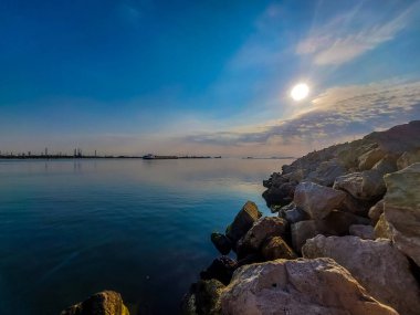 Denizin üzerinde güzel bir gün batımı