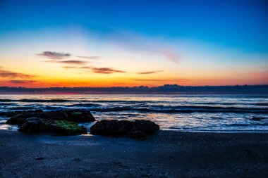 Denizin üzerinde güzel bir gün batımı