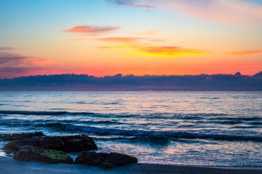 Sahilde gün doğumu