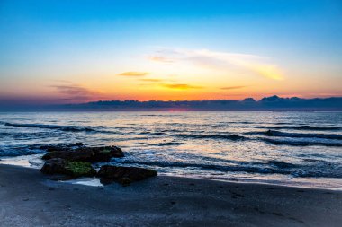 Gün batımında güzel bir deniz manzarası. doğal arkaplan.