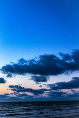 Mavi gökyüzü ile güzel bir günbatımının dikey görüntüsü