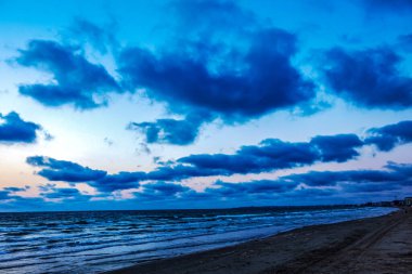 Baltık Denizi sahilinde gün batımı