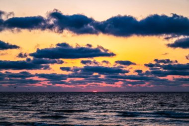 Atlantik Okyanusu üzerinde gün doğumu