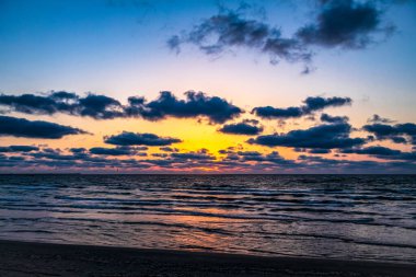 Denizin üzerinde güzel bir gün batımı