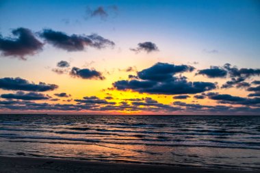 Deniz kıyısında gün batımı, güzel günbatımı manzarası
