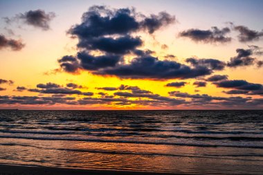 Denizin üzerinde güzel bir gün doğumu