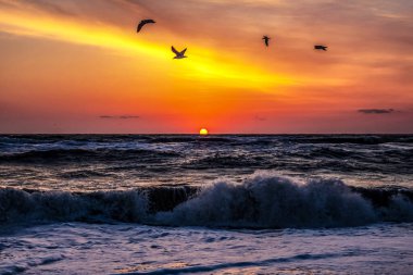 Denizin üzerinde güzel bir gün batımı