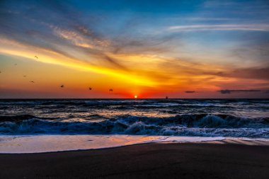 Okyanusta gün doğumu