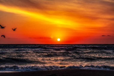 Denizin üzerinde güzel bir gün batımı