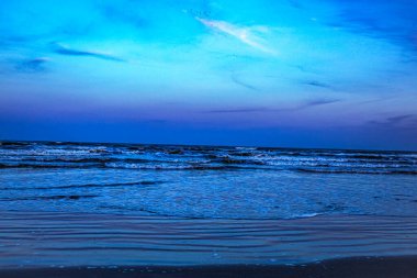 Denizin üzerinde güzel bir gün batımı