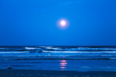 Ay denize yansıdığı zaman,.