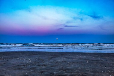 Denizin üzerinde güzel bir gün batımı