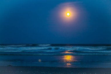 Denizin üzerinde güzel bir gün batımı