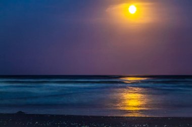 Denizin üzerinde güzel bir gün batımı. Doğa