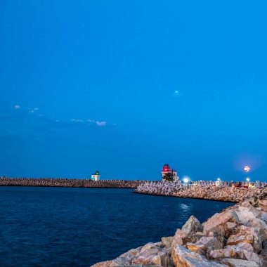 Deniz kıyısının güzel manzarası