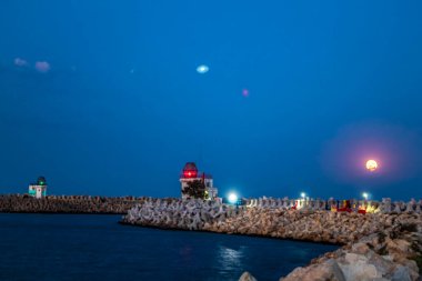 Gecenin içinde deniz feneri