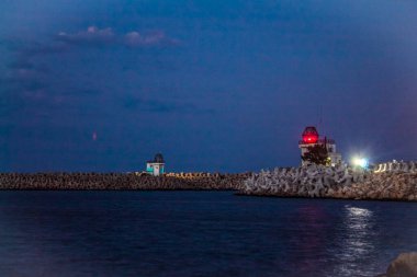 Geceleri mavi gökyüzü ile deniz feneri