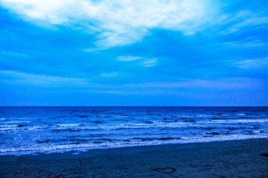 Denizin üzerinde güzel bir gün batımı