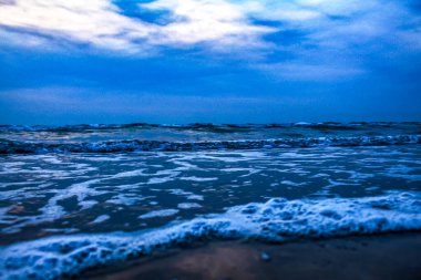 Sahildeki deniz dalgaları