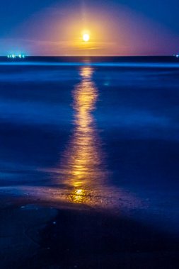 Denizin üzerinde güzel bir gün batımı