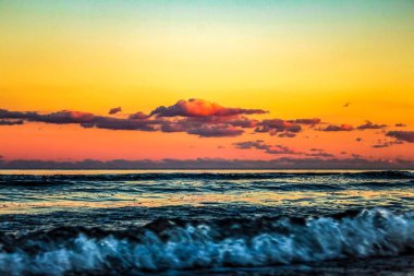 gün batımında dalga deniz