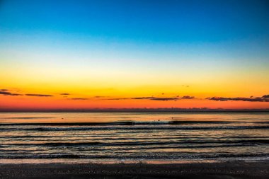 Renkli deniz gündoğumu güzel bir sabah