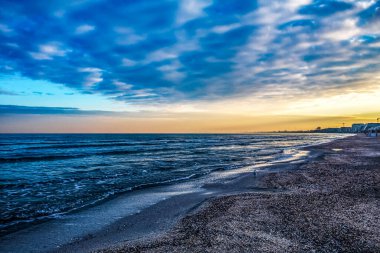Denizin üzerinde güzel bir gün batımı