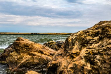 Akşamları deniz ve gökyüzü bulutlu.