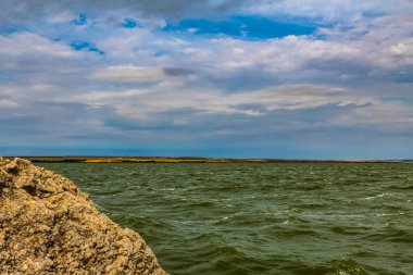 Deniz kıyısının güzel manzarası