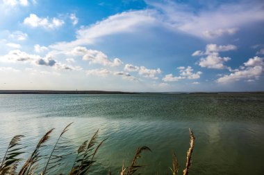 Nehir ve mavi gökyüzü ile güzel manzara