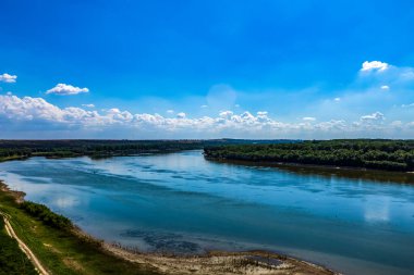 Mavi gökyüzü olan bir nehrin havadan görünüşü