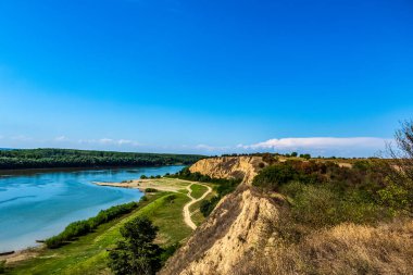 Güneşli bir günde nehir kıyısının güzel manzarası