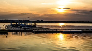 Gölde güzel bir gün batımı