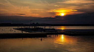 Denizin üzerinde güzel bir gün batımı