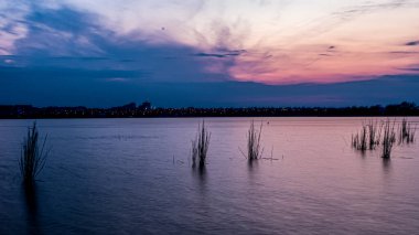 Yaz akşamında gölde güzel bir gün batımı