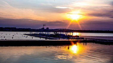 Denizin üzerinde güzel bir gün batımı