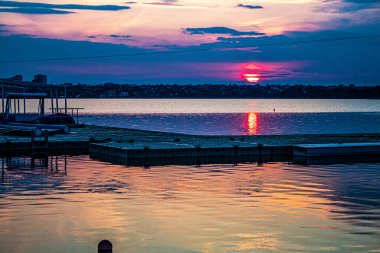 Denizin üzerinde gün batımı