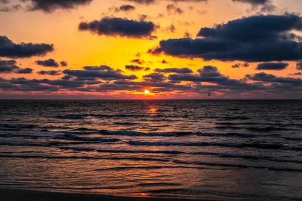 Denizde gün doğumu