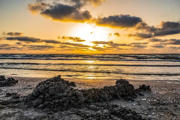 Denizin üzerinde güzel bir gün batımı