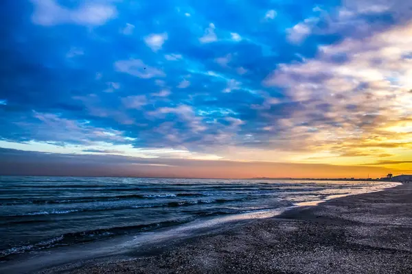 Sahilde gün batımı
