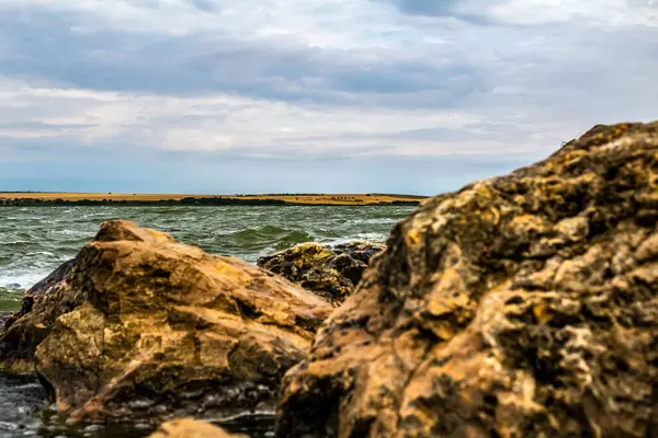 Akşamları deniz ve gökyüzü bulutlu.