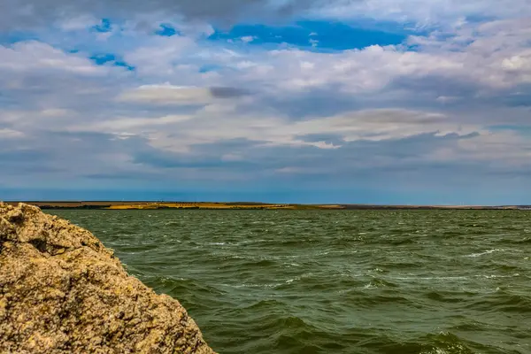 Deniz kıyısının güzel manzarası