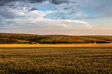 Dağlarda güzel bir gün batımı