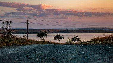Denizin üzerinde güzel bir gün doğumu
